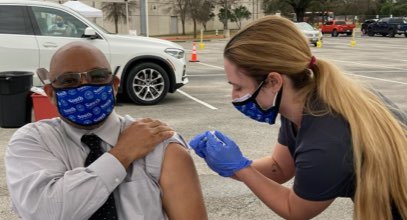 South University student administering the COVID-19 vaccine