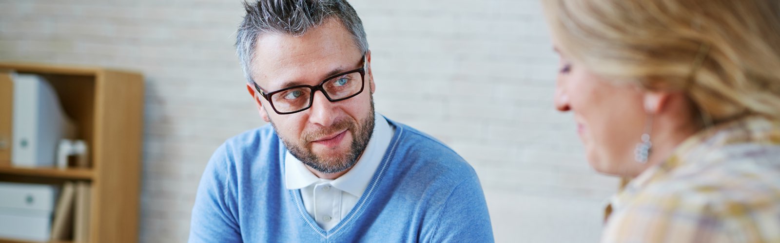 Male therapist speaking with female patient